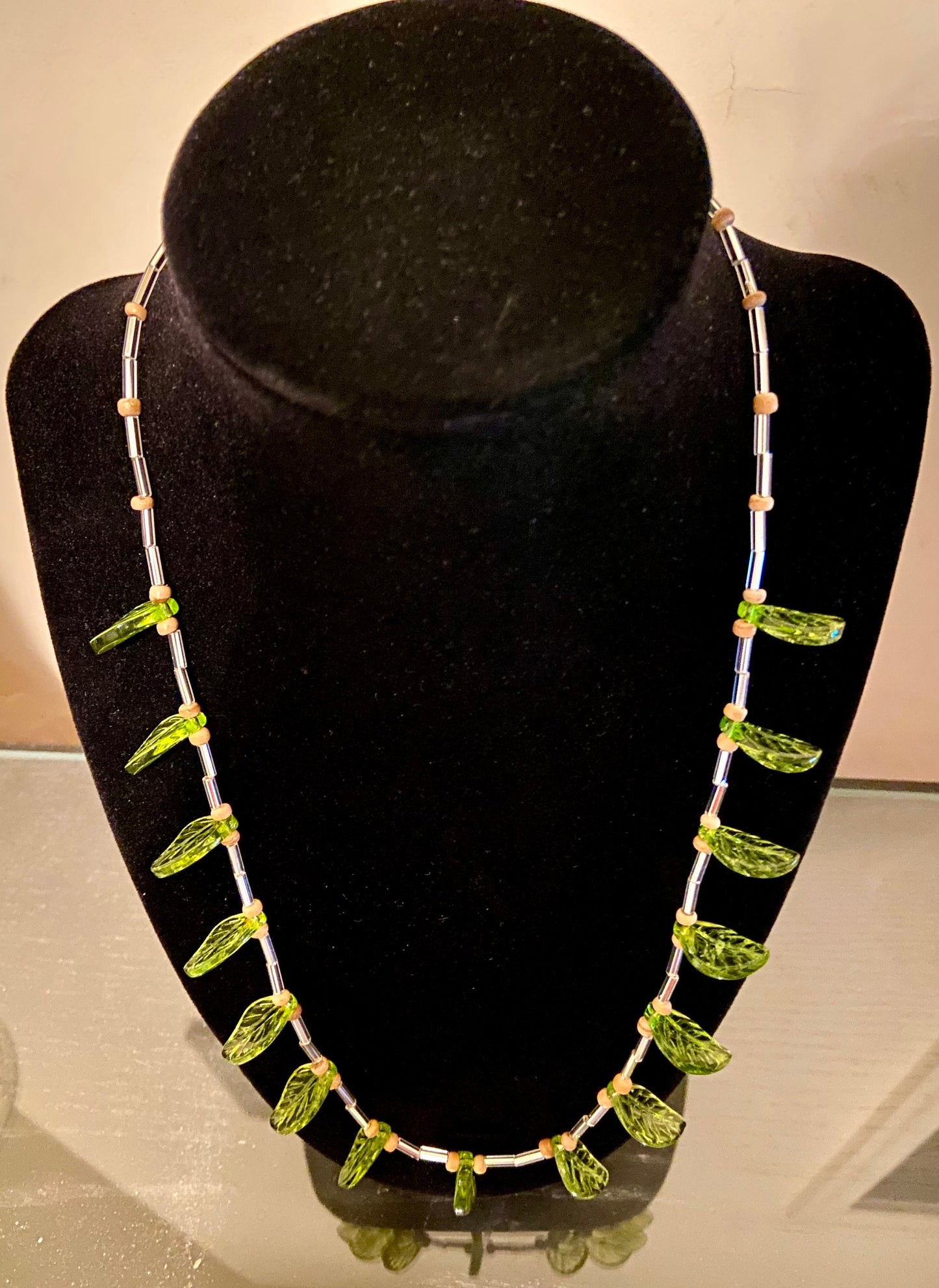 Green leaf glass necklace