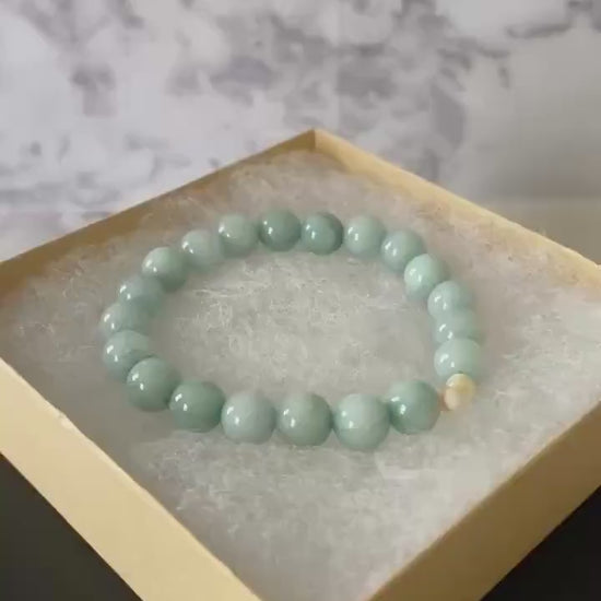 Aquamarine quartz stretch bracelet with mother of pearl shell beads