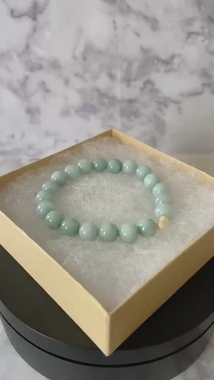 Aquamarine quartz stretch bracelet with mother of pearl shell beads